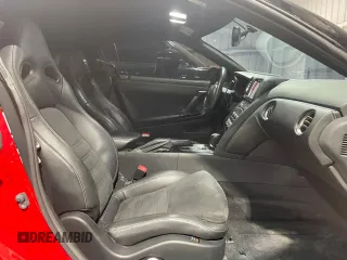 2015 Nissan GT-R Premium z VIN JN1AR5EF2FM281470, wystawiony jako Copart lot #82454854 z przebiegiem 60 081 mil mil oraz Czysty tytuł • Clean title. Historia ofert i sprzedaży dostępna na DreamBid. Obrazek 5.