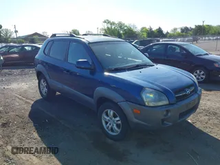 2008 Hyundai Tucson SE with VIN KM8JN12D48U860172, listed as a IAAI auction lot 42152650 with 220,573 mi miles. Bid and sale history available at carsss.com. Image 1.