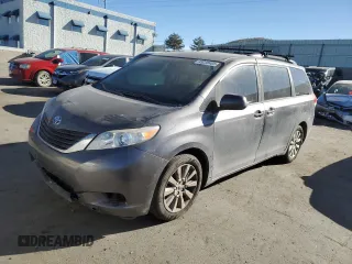2014 Toyota Sienna LE z VIN 5TDJK3DC3ES077549, wystawiony jako Copart lot #45238405 z przebiegiem 161 161 mil mil oraz Nie do naprawy • Non repairable. Historia ofert i sprzedaży dostępna na DreamBid. Obrazek 1.