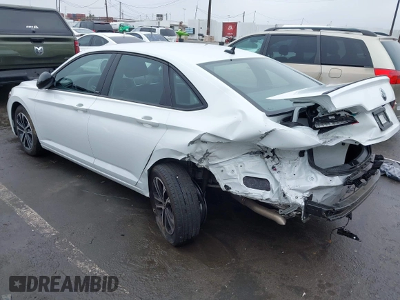 2024 Volkswagen Jetta Sport z VIN 3VWBM7BU9RM070948, wystawiony jako IAAI lot #41897872 z przebiegiem 7 521 mil mil oraz . Historia ofert i sprzedaży dostępna na DreamBid. Obrazek 3.