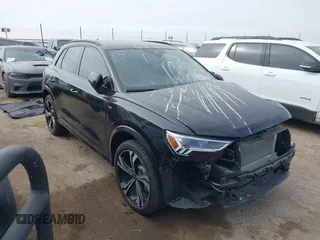 2024 Audi Q3 S line Premium Plus z VIN WA1EECF37R1154359, wystawiony jako IAAI lot #41617551 z przebiegiem 8377 mil mil oraz . Historia ofert i sprzedaży dostępna na DreamBid. Obrazek 1.