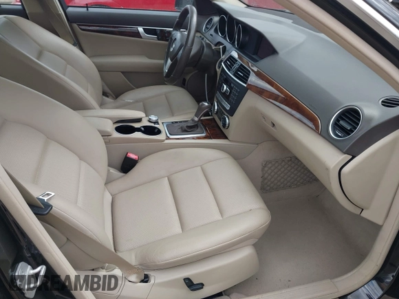 2014 Mercedes-Benz C 300 Sport z VIN WDDGF8AB6ER324705, wystawiony jako IAAI lot #41901610 z przebiegiem 83 748 mil mil oraz . Historia ofert i sprzedaży dostępna na DreamBid. Obrazek 5.
