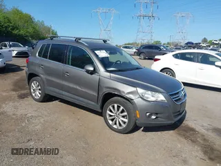 2011 Volkswagen Tiguan SEL z VIN WVGBV7AX5BW532077, wystawiony jako IAAI lot #42135266 z przebiegiem 129 155 mil mil oraz . Historia ofert i sprzedaży dostępna na DreamBid. Obrazek 1.