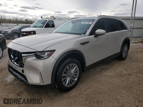2025 Mazda CX-90 Preferred z VIN JM3KKBHD5S1214847, wystawiony jako Copart lot #51690015 z przebiegiem Nie podano mil oraz Czysty tytuł • Clean title. Historia ofert i sprzedaży dostępna na DreamBid. Obrazek 1.