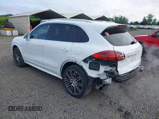 2016 Porsche Cayenne S E-Hybrid z VIN WP1AE2A22GLA17486, wystawiony jako IAAI lot #42229641 z przebiegiem 91 642 mil mil oraz . Historia ofert i sprzedaży dostępna na DreamBid. Obrazek 3.