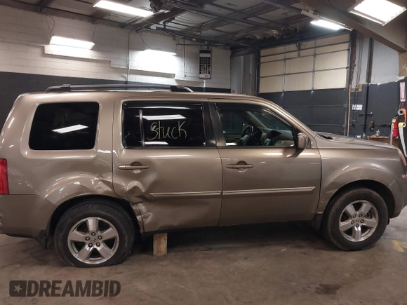 2009 Honda Pilot EX-L with VIN 5FNYF48639B011686, listed as a IAAI auction lot 41958353 with 155,382 mi miles and . Bid and sale history available at carsss.com. Image 13.
