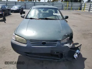 1999 Toyota Camry LE z VIN 4T1BG22KXXU531798, wystawiony jako Copart lot #50107905 z przebiegiem Nie podano mil oraz Szkoda całkowita • Salvage title. Historia ofert i sprzedaży dostępna na DreamBid. Obrazek 5.