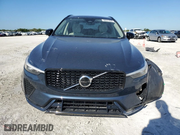 2025 Volvo XC60 Plus z VIN YV4M12RC4S1012704, wystawiony jako Copart lot #48241835 z przebiegiem 4 893 mil mil oraz Szkoda całkowita • Salvage title. Historia ofert i sprzedaży dostępna na DreamBid. Obrazek 5.