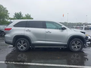 2019 Toyota Highlander LE z VIN 5TDBZRFH9KS975208, wystawiony jako IAAI lot #42277456 z przebiegiem 97 421 mil mil oraz . Historia ofert i sprzedaży dostępna na DreamBid. Obrazek 13.