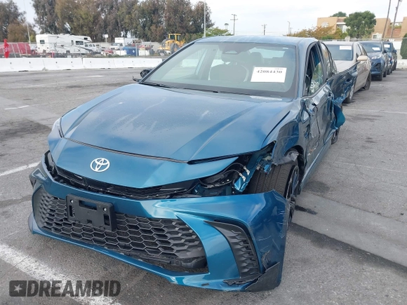 2025 Toyota Camry LE z VIN 4T1DAACK3SU571104, wystawiony jako IAAI lot #42084430 z przebiegiem 1 013 mil mil oraz . Historia ofert i sprzedaży dostępna na DreamBid. Obrazek 18.