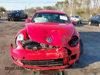 2013 Volkswagen Beetle Fender Edition z VIN 3VWJP7AT8DM674981, wystawiony jako IAAI lot #41685176 z przebiegiem 65 283 mil mil oraz . Historia ofert i sprzedaży dostępna na DreamBid. Obrazek 6.
