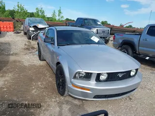 2005 Ford Mustang GT Deluxe z VIN 1ZVFT82H555245659, wystawiony jako IAAI lot #42318112 z przebiegiem 162 749 mil mil oraz . Historia ofert i sprzedaży dostępna na DreamBid. Obrazek 1.