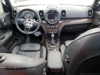 2017 MINI Countryman Cooper with VIN WMZYV5C30H3E01827, listed as a Copart auction lot 76068674 with 61,677 mi miles and Salvage Title. Bid and sale history available at carsss.com. Image 8.