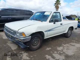 1992 Toyota Pickup DLX z VIN 4TARN81PXNZ004395, wystawiony jako IAAI lot #41729264 z przebiegiem 137 289 mil mil oraz . Historia ofert i sprzedaży dostępna na DreamBid. Obrazek 19.