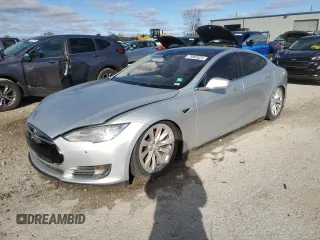 2015 Tesla Model S 85D with VIN 5YJSA1H2XFFP73196, listed as a Copart auction lot 75903524 with Not Provided miles and Salvage Title. Bid and sale history available at carsss.com. Image 1.