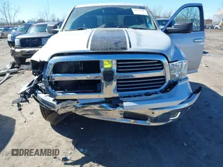 2018 Ram 1500 Big Horn z VIN 1C6RR7GG6JS310482, wystawiony jako IAAI lot #41779744 z przebiegiem 74 548 mil mil oraz . Historia ofert i sprzedaży dostępna na DreamBid. Obrazek 6.