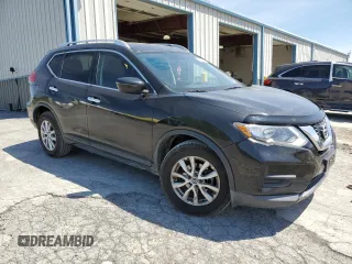 2017 Nissan Rogue SV z VIN KNMAT2MV5HP543165, wystawiony jako Copart lot #53532745 z przebiegiem 136 616 mil mil oraz Szkoda całkowita • Salvage title. Historia ofert i sprzedaży dostępna na DreamBid. Obrazek 4.