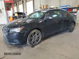 2012 Scion tC z VIN JTKJF5C70C3037571, wystawiony jako Copart lot #58036725 z przebiegiem 107 567 mil mil oraz Szkody całkowita. Historia ofert i sprzedaży dostępna na DreamBid. Obrazek 1.