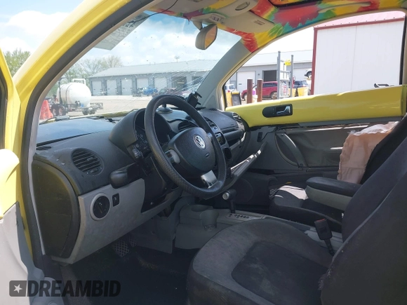 2000 Volkswagen Beetle GLS z VIN 3VWCA21C4YM414855, wystawiony jako IAAI lot #42198615 z przebiegiem 128 131 mil mil oraz . Historia ofert i sprzedaży dostępna na DreamBid. Obrazek 5.