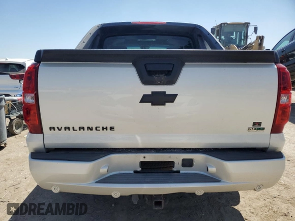 2010 Chevrolet Avalanche LTZ z VIN 3GNVKGE03AG178135, wystawiony jako Copart lot #57060705 z przebiegiem 137 675 mil mil oraz Szkoda całkowita • Salvage title. Historia ofert i sprzedaży dostępna na DreamBid. Obrazek 6.