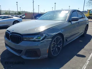 2021 BMW 5 Series M550i xDrive z VIN WBA13BK04MCF86288, wystawiony jako IAAI lot #41949946 z przebiegiem 40 944 mil mil oraz . Historia ofert i sprzedaży dostępna na DreamBid. Obrazek 2.