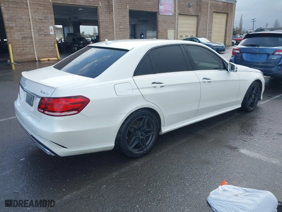 2014 Mercedes-Benz E-Class E 350 Luxury with VIN WDDHF8JB0EA850671, listed as a IAAI auction lot 41935999 with 139,386 mi miles. Bid and sale history available at carsss.com. Image 4.
