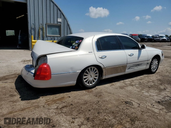 2003 Lincoln Town Car Signature z VIN 1LNHM82W43Y618527, wystawiony jako Copart lot #56135055 z przebiegiem 135 847 mil mil oraz Szkody całkowita. Historia ofert i sprzedaży dostępna na DreamBid. Obrazek 3.