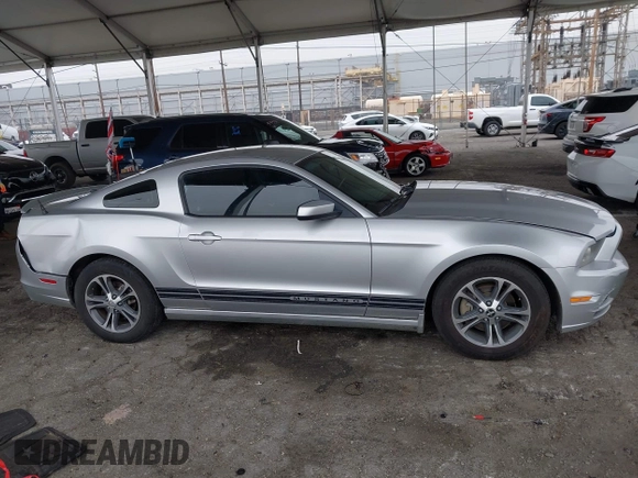 2014 Ford Mustang V6 z VIN 1ZVBP8AM3E5295137, wystawiony jako IAAI lot #42153393 z przebiegiem 154 878 mil mil oraz . Historia ofert i sprzedaży dostępna na DreamBid. Obrazek 13.