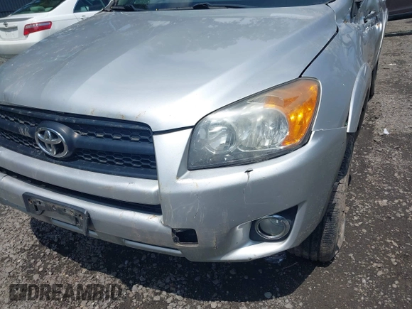 2010 Toyota RAV4 Sport z VIN 2T3RF4DV6AW080727, wystawiony jako IAAI lot #42526299 z przebiegiem Nie podano mil oraz . Historia ofert i sprzedaży dostępna na DreamBid. Obrazek 18.