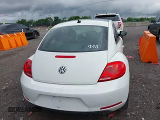 2013 Volkswagen Beetle 2.5L с VIN 3VWJP7AT8DM666427, выставлен на аукционе IAAI как лот 42351089 с пробегом 121 659 миль миль и . История ставок и продаж доступна на DreamBid. Изображение 17.