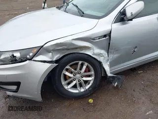 2013 Kia Optima LX z VIN KNAGM4A75D5431221, wystawiony jako IAAI lot #42244970 z przebiegiem 138 157 mil mil oraz . Historia ofert i sprzedaży dostępna na DreamBid. Obrazek 6.