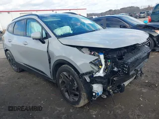 2025 Kia Sportage SX-Prestige z VIN 5XYK53DF5SG260370, wystawiony jako IAAI lot #41223856 z przebiegiem 5 643 mil mil oraz . Historia ofert i sprzedaży dostępna na DreamBid. Obrazek 1.