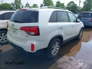 2014 Kia Sorento LX z VIN 5XYKT3A63EG449890, wystawiony jako IAAI lot #42383172 z przebiegiem 259 522 mil mil oraz . Historia ofert i sprzedaży dostępna na DreamBid. Obrazek 4.
