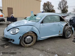 2012 Volkswagen Beetle 2.5L PZEV with VIN 3VWJP7AT7CM600921, listed as a Copart auction lot 83191424 with 0 mi miles and Salvage Title. Bid and sale history available at carsss.com. Image 1.