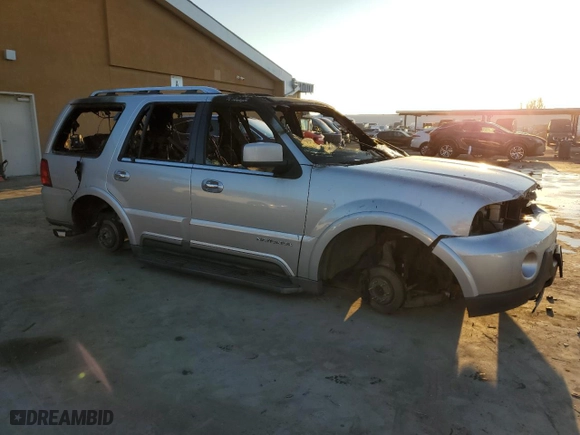 2004 Lincoln Navigator Luxury with VIN 5LMFU28R74LJ27841, listed as a Copart auction lot 83258624 with 0 mi miles and Non Repairable. Bid and sale history available at carsss.com. Image 4.
