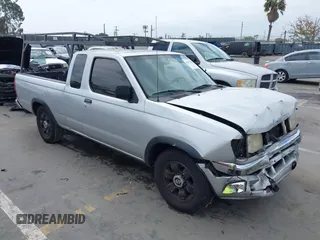 1998 Nissan Frontier XE z VIN 1N6DD26S6WC383876, wystawiony jako IAAI lot #42327403 z przebiegiem 189 535 mil mil oraz . Historia ofert i sprzedaży dostępna na DreamBid. Obrazek 1.