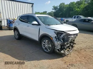 2022 Buick Encore GX Essence z VIN KL4MMFSL0NB109385, wystawiony jako Copart lot #62106325 z przebiegiem 34 727 mil mil oraz Szkoda całkowita • Salvage title. Historia ofert i sprzedaży dostępna na DreamBid. Obrazek 15.