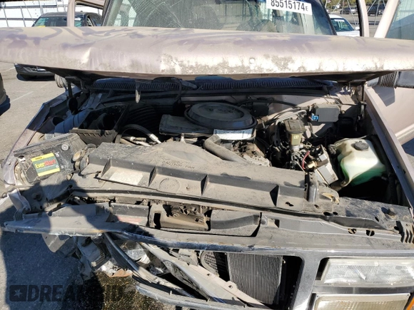 1993 GMC Suburban z VIN 1GKGK26NXPJ711771, wystawiony jako Copart lot #85515174 z przebiegiem 63 064 mil mil oraz Szkoda całkowita • Salvage title. Historia ofert i sprzedaży dostępna na DreamBid. Obrazek 12.