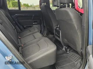 2023 Land Rover Defender z VIN SALEK7EX3P2143434, wystawiony jako Copart lot #65850115 z przebiegiem 16 809 mil mil oraz Czysty tytuł • Clean title. Historia ofert i sprzedaży dostępna na DreamBid. Obrazek 6.