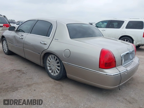 2003 Lincoln Town Car Signature z VIN 1LNHM82W83Y704682, wystawiony jako IAAI lot #41929310 z przebiegiem 242 995 mil mil oraz . Historia ofert i sprzedaży dostępna na DreamBid. Obrazek 3.