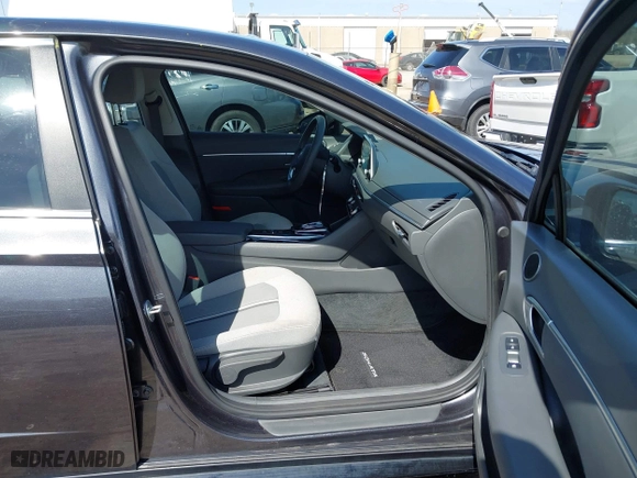 2020 Hyundai Sonata SEL with VIN 5NPEL4JA1LH031695, listed as a IAAI auction lot 41903056 with 33,668 mi miles. Bid and sale history available at carsss.com. Image 5.