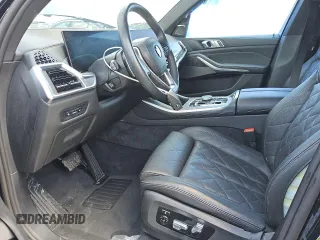 2024 BMW X5 xDrive40i z VIN 5UX23EU01R9T44676, wystawiony jako Copart lot #57216555 z przebiegiem Nie podano mil oraz Tytuł czysty. Historia ofert i sprzedaży dostępna na DreamBid. Obrazek 7.
