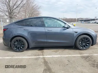 2021 Tesla Model Y Standard Range z VIN 5YJYGDED2MF118205, wystawiony jako IAAI lot #41785040 z przebiegiem 63 628 mil mil oraz . Historia ofert i sprzedaży dostępna na DreamBid. Obrazek 13.
