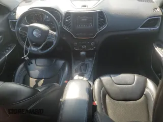 2019 Jeep Cherokee Latitude Plus с VIN 1C4PJLLX6KD384089, выставлен на аукционе Copart как лот 49049555 с пробегом 37 490 миль миль и Списание • Salvage title. История ставок и продаж доступна на DreamBid. Изображение 8.