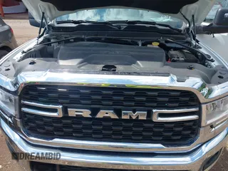 2024 Ram 2500 Big Horn z VIN 3C6UR5DJ4RG354840, wystawiony jako IAAI lot #42509658 z przebiegiem Nie podano mil oraz . Historia ofert i sprzedaży dostępna na DreamBid. Obrazek 10.