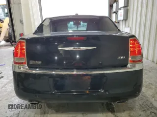 2013 Chrysler 300 z VIN 2C3CCAAG8DH727074, wystawiony jako Copart lot #55718345 z przebiegiem 92 228 mil mil oraz Szkoda całkowita • Salvage title. Historia ofert i sprzedaży dostępna na DreamBid. Obrazek 6.