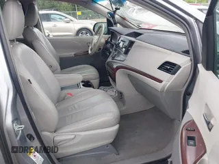 2011 Toyota Sienna XLE AAS z VIN 5TDYK3DC7BS067407, wystawiony jako IAAI lot #42312520 z przebiegiem 175 945 mil mil oraz . Historia ofert i sprzedaży dostępna na DreamBid. Obrazek 5.
