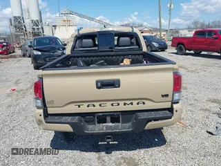2020 Toyota Tacoma SR5 z VIN 3TMCZ5AN1LM300447, wystawiony jako IAAI lot #41961434 z przebiegiem 42 090 mil mil oraz . Historia ofert i sprzedaży dostępna na DreamBid. Obrazek 16.