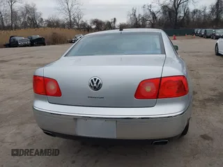 2004 Volkswagen Phaeton V8 z VIN WVWAF63D548007862, wystawiony jako IAAI lot #41721419 z przebiegiem 87 974 mil mil oraz . Historia ofert i sprzedaży dostępna na DreamBid. Obrazek 16.