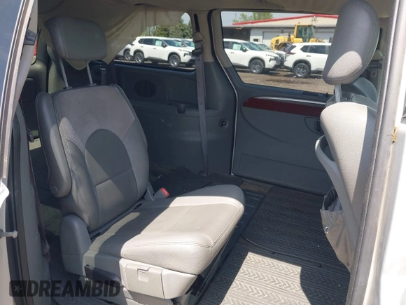 2006 Chrysler Town & Country LWB Limited with VIN 2A8GP64L16R798291, listed as a IAAI auction lot 42150570 with 206,500 mi miles. Bid and sale history available at carsss.com. Image 8.